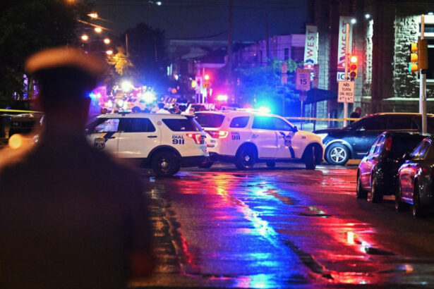 video descinderi ale politistilor intr un club de noapte din sua peste 100 de imigranti ilegali au fost arestati 680f66318dbc2