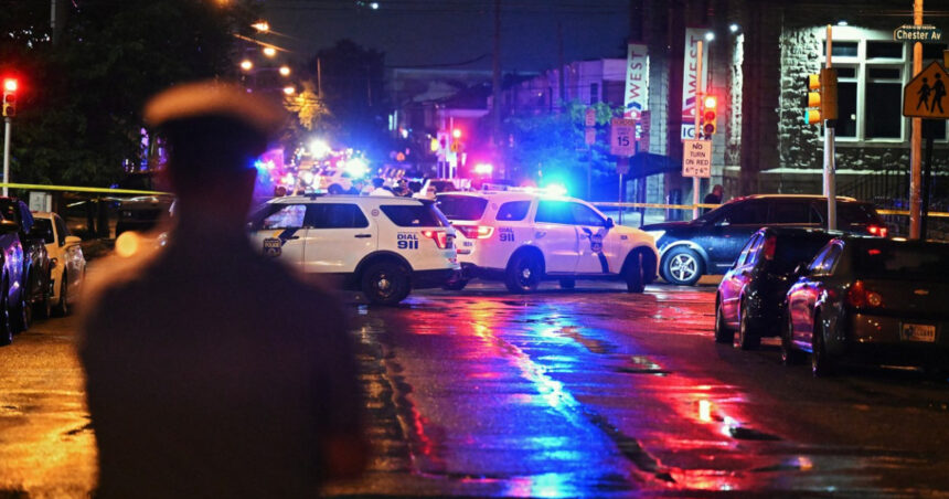 Raiduri spectaculoase ale poliției într-un club de noapte din America: peste 100 de imigranți fără acte reținuți! 1 video descinderi ale politistilor intr un club de noapte din sua peste 100 de imigranti ilegali au fost arestati 680f66318dbc2