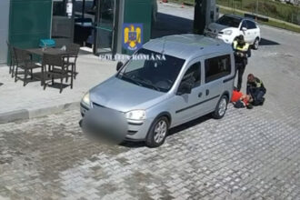 video doi politisti au salvat viata unui barbat caruia i s a facut rau in parcarea unei benzinarii 680fb6b027e5d