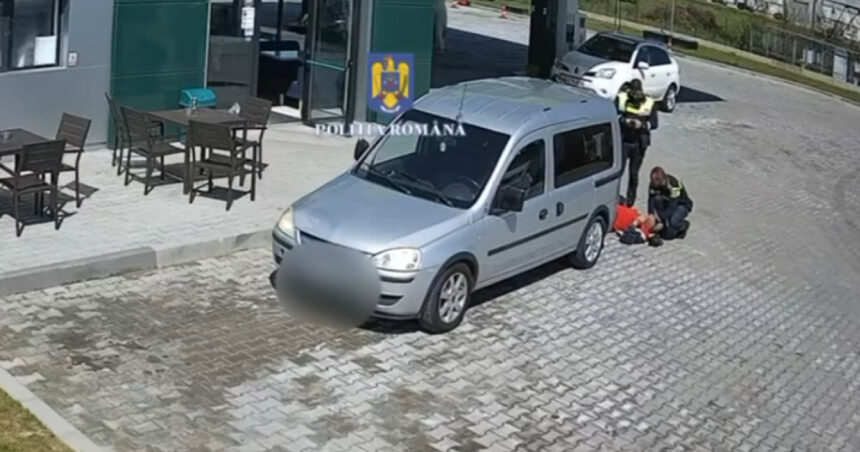 Doi agenți de poliție au intervenit prompt și au salvat un bărbat aflat în pericol în parcarea unei stații de alimentare. 1 video doi politisti au salvat viata unui barbat caruia i s a facut rau in parcarea unei benzinarii 680fb6b027e5d