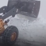video drumarii au inceput deszapezirea pe transalpina zapada masoara doi metri in unele zone 67ff3ae56cd58