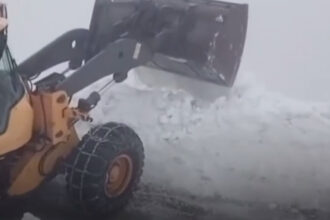 video drumarii au inceput deszapezirea pe transalpina zapada masoara doi metri in unele zone 67ff3ae56cd58