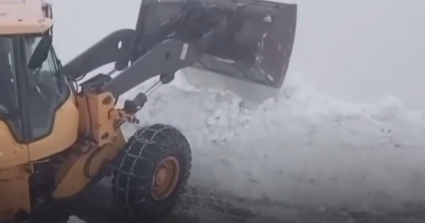 Drumarii au demarat operațiunea de deszăpezire pe Transalpina, unde stratul de zăpadă atinge doi metri în anumite locuri. 1 video drumarii au inceput deszapezirea pe transalpina zapada masoara doi metri in unele zone 67ff3ae56cd58