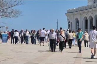 video faleza constantei plina ochi de oameni in a doua zi de paste ca strazile din new york la o ora de varf 680635a73d4d8