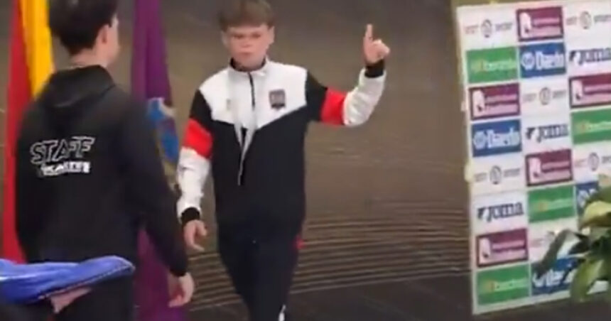 „Un tânăr karateka din Ucraina de 13 ani refuză să împărtășească podiumul cu un competitor rus – un moment viral emoționant” 1 video fara fotografii cu teroristii moment viral cu un karateka ucrainean de 13 ani care a refuzat sa se urce pe podium alaturi de un rus 67f79b50f345d