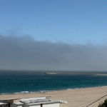Un spectacol meteorologic neobișnuit pe țărmul românesc: Ceață groasă plutește peste Marea Neagră 2 video fenomen meteorologic rar observat pe litoralul romanesc ceata densa deasupra marii negre 68079ef839d32