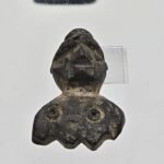 Descoperiri fascinante: O amuletă misterioasă din cărbune, găsită într-un mormânt de copil în necropola Tomisului, ne dezvăluie secretele credințelor străvechi. 2 video fereastra catre credintele antice amuleta rara din carbune descoperita intr un mormant de copil in necropola tomisului 67f6426759a71