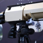 Franța dezvăluie un sistem inovator de laser portabil: HELMA-LP, capabil să lovească ținte fixe și, în anumite situații, să neutralizeze drone. 2 video franta a prezentat un sistem de laser portabil helma lp poate viza tinte stationare dar in anumite conditii poate vana si drone 680b0b52e2c35