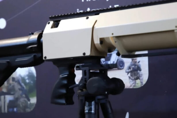 video franta a prezentat un sistem de laser portabil helma lp poate viza tinte stationare dar in anumite conditii poate vana si drone 680b0b52e2c35