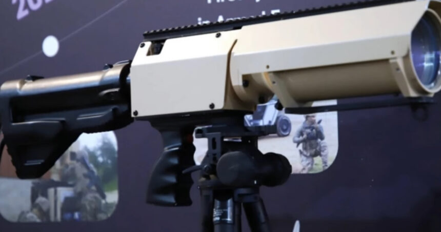 Franța dezvăluie un sistem inovator de laser portabil: HELMA-LP, capabil să lovească ținte fixe și, în anumite situații, să neutralizeze drone. 1 video franta a prezentat un sistem de laser portabil helma lp poate viza tinte stationare dar in anumite conditii poate vana si drone 680b0b52e2c35