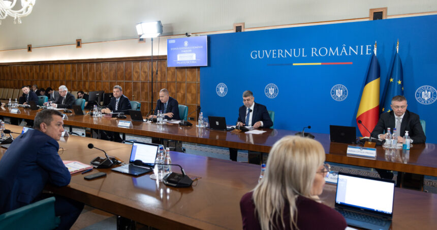 Guvernul dă undă verde parteneriatului între trei agenții de dezvoltare regională și BEI, anunțând investiții de peste 310 milioane de euro, conform lui Ciolacu. 1 video guvernul aproba colaborarea a 3 agentii de dezvoltare regionala cu bei ciolacu investitii de peste 310 milioane euro 67ee54ff93f48