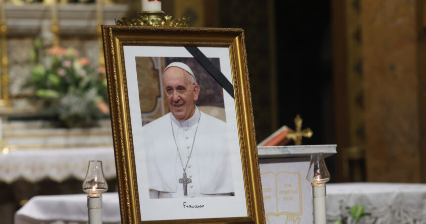 România intră în doliu național sâmbătă, cu ocazia înmormântării papei Francisc: Detalii despre această decizie solemnă 1 video guvernul va declara zi de doliu national in romania sambata la inmormantarea papei francisc ce presupune masura 6807d81629aba