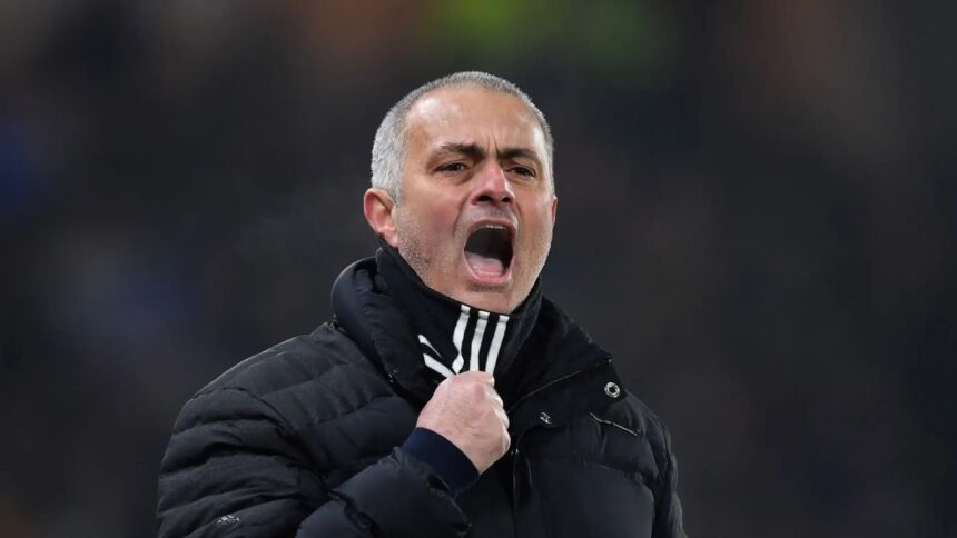 Scenă uluitoare în Turcia: Mourinho îi dă o lecție lui Okan Buruk după meciul Fenerbahce - Galatasaray! 1 video imagini socante din turcia dupa fenerbahce galatasaray mourinho l a tras de nas pe okan buruk 67edaf674c510