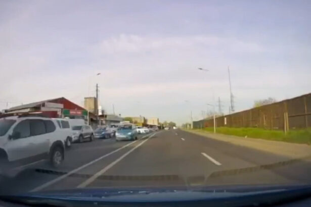 video imaginile unei tragedii evitate la limita o soferita a facut o manevra periculoasa pe o sosea aglomerata din galati 68027b6f83e1f