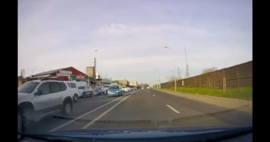 O manevră riscantă pe o șosea aglomerată din Galați: o tragedie evitată cu greu de o șoferiță. 1 video imaginile unei tragedii evitate la limita o soferita a facut o manevra periculoasa pe o sosea aglomerata din galati 68027b6f83e1f