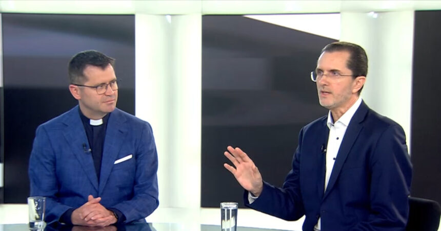 Dialog captivant cu Vasile Bănescu și Francisc Doboș: „Răul se află mai aproape de noi și în mass-media, deoarece este mai simplu de relatat” 1 video interviu vasile banescu si francisc dobos raul e mai prezent in jurul nostru si in media pentru ca e mai usor de povestit 680531d274277