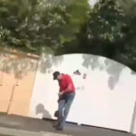 Klaus Iohannis, surprins în ipostaza de grădinar urban, îngrijind trotuarul din fața reședinței! 3 video klaus iohannis surprins cand matura trotuarul din fata casei sale 680c97bb3aaa7