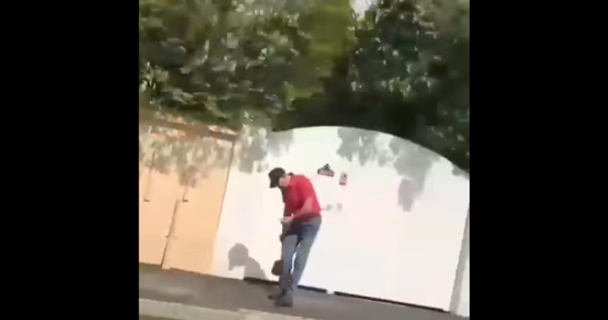 Klaus Iohannis, surprins în ipostaza de grădinar urban, îngrijind trotuarul din fața reședinței! 1 video klaus iohannis surprins cand matura trotuarul din fata casei sale 680c97bb3aaa7