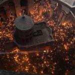 Flacăra Divină strălucește la Ierusalim și ajunge în România, iluminând toate lăcașurile de cult pentru Slujba de Înviere. 3 video lumina sfanta a fost aprinsa la ierusalim si a ajuns si in romania va fi dusa in toate bisericile pentru slujba de inviere 6803d3c7b454d