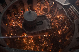 video lumina sfanta a fost aprinsa la ierusalim si a ajuns si in romania va fi dusa in toate bisericile pentru slujba de inviere 6803d3c7b454d