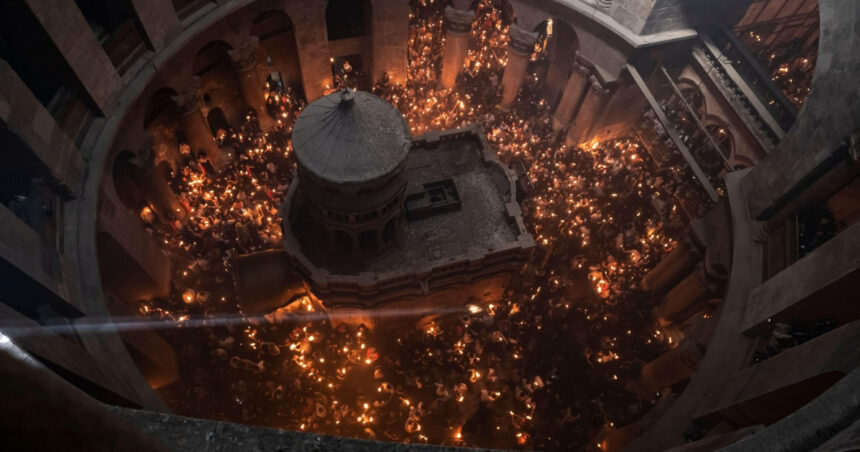 video lumina sfanta a fost aprinsa la ierusalim si a ajuns si in romania va fi dusa in toate bisericile pentru slujba de inviere 6803d3c7b454d
