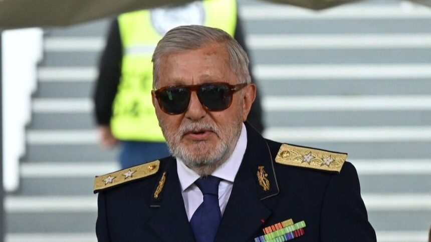 Ilie Năstase descoperă adevărul din culisele Rapidului! 1 video marele ilie nastase si a dat seama ce se intampla la rapid 680cde4e4b3c7