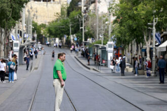 video moment emotionant in israel zece minute de reculegere nationala in memoria victimelor holocaustului 680a027c2ad31