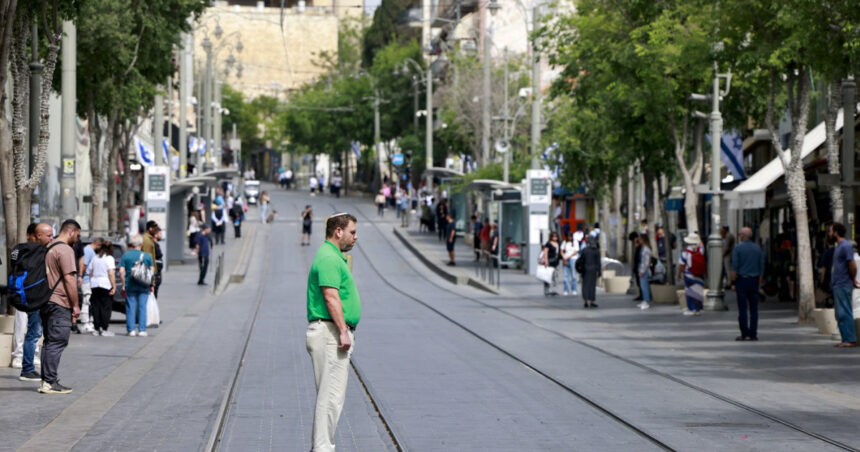 Un moment de profundă emoție în Israel: Zece minute de omagiu național pentru victimele Holocaustului 1 video moment emotionant in israel zece minute de reculegere nationala in memoria victimelor holocaustului 680a027c2ad31