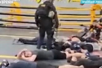 video momentul in care politia rusa ia cu asalt o sala de sport pentru a i trimite pe barbati in armata lui putin 6804af994d185