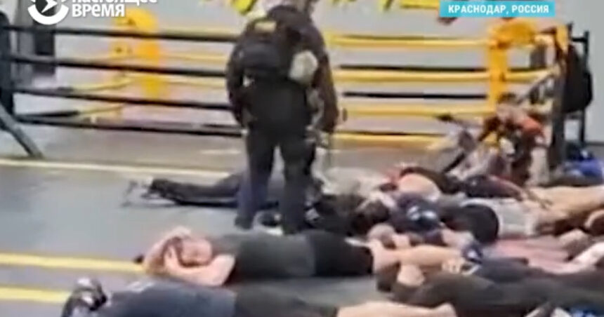 Asaltul poliției ruse asupra unei săli de sport: bărbații, recrutați în serviciul lui Putin 1 video momentul in care politia rusa ia cu asalt o sala de sport pentru a i trimite pe barbati in armata lui putin 6804af994d185