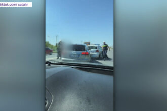 video momentul in care un sofer beat si fara permis loveste o masina de politie in bucuresti si este incatusat 68055e915d7c9