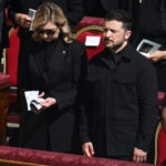 Zelenski întâmpinat cu ovații de mulțime la sosirea sa în Piața Sfântul Petru, cu ocazia funeraliilor papale 2 video momentul in care volodimir zelenski e aplaudat de multime la sosirea in piata sfantul petru pentru funeraliile papei francisc 680cbb9d30720