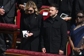 video momentul in care volodimir zelenski e aplaudat de multime la sosirea in piata sfantul petru pentru funeraliile papei francisc 680cbb9d30720