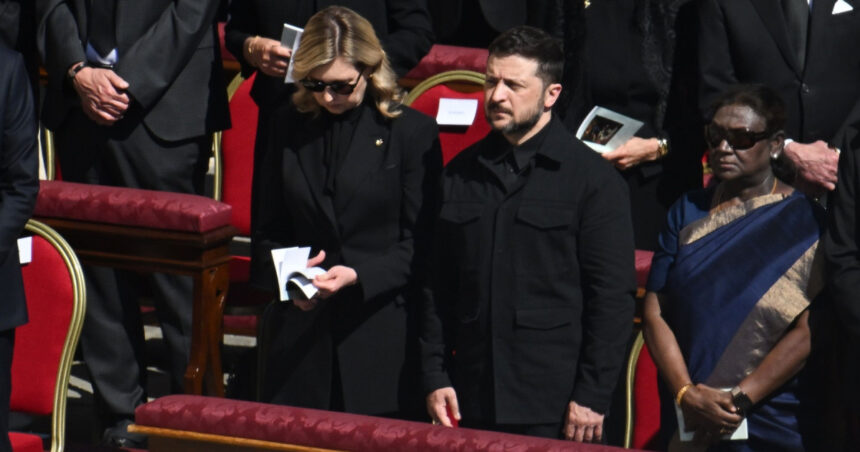 Zelenski întâmpinat cu ovații de mulțime la sosirea sa în Piața Sfântul Petru, cu ocazia funeraliilor papale 1 video momentul in care volodimir zelenski e aplaudat de multime la sosirea in piata sfantul petru pentru funeraliile papei francisc 680cbb9d30720
