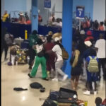 Scena tumultoasă: zeci de pasageri se împletesc în confruntări la coborârea dintr-o croazieră, iar 24 dintre ei primesc interdicție pe navele companiei. 2 video momentul in care zeci de oameni se iau la bataie la debarcarea de pe un vas de croaziera 24 dintre ei au interzis pe navele companiei 6810f8c85a9b5