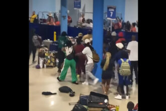 video momentul in care zeci de oameni se iau la bataie la debarcarea de pe un vas de croaziera 24 dintre ei au interzis pe navele companiei 6810f8c85a9b5