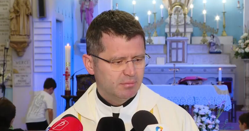 „Speranțe de pace în lăcașurile de cult: Reacții ale Bisericii Catolice din România după dispariția papei” 1 video ne rugam sa nu fie in biserica lupte precum cele politice mesaje din cadrul bisericii catolice din romania dupa moartea papei 6806412b1340b