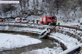 video o familie a cazut cu masina in rau pe un drum din judetul neamt soferul ar fi derapat din cauza zapezii 67f90dd55f2a1