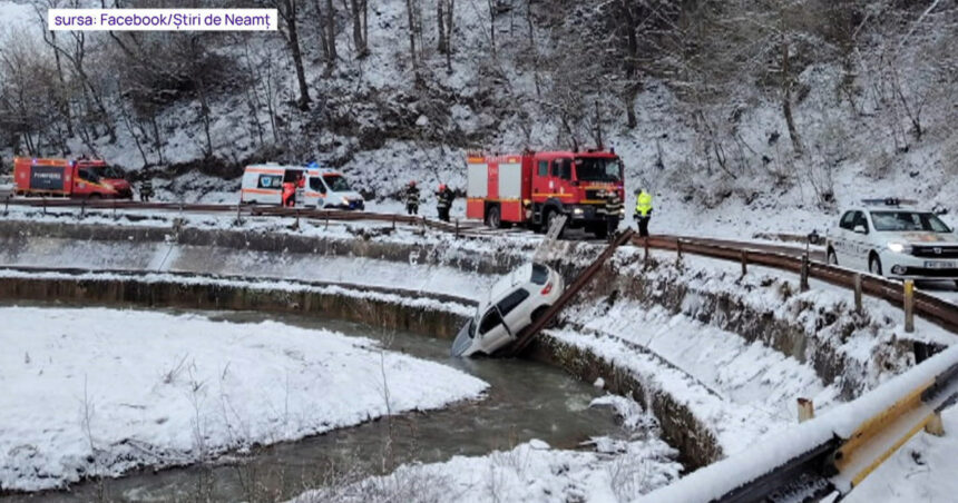 O familie a ajuns în apă cu mașina pe un drum din județul Neamț, din cauza derapajului provocat de zăpadă. 1 video o familie a cazut cu masina in rau pe un drum din judetul neamt soferul ar fi derapat din cauza zapezii 67f90dd55f2a1
