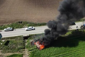 video o masina electrica a intrat intr un cap de pod si a luat foc pe dj208 pompierii din iasi au reusit sa stinga flacarile dupa 2 ore 6806538e6944e