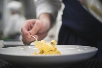 video oferta la roma 1 000 euro plus transport si cazare la hotel pentru a testa meniul unui restaurant cu o stea michelin 67f3abaac7484