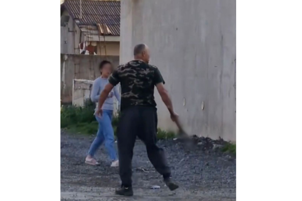 video ovidiu un barbat a amenintat cu toporul mai multe persoane dintr o locuinta din satul culmea 67f19fd5a2033