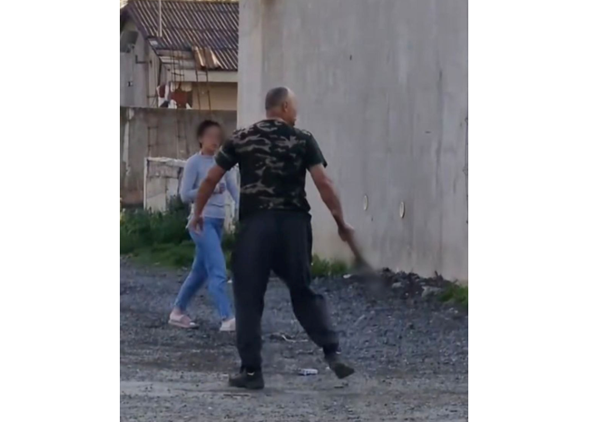 Ovidiu: Un bărbat înarmat cu un topor a terorizat locuitorii dintr-o casă din satul Culmea 1 video ovidiu un barbat a amenintat cu toporul mai multe persoane dintr o locuinta din satul culmea 67f19fd5a2033