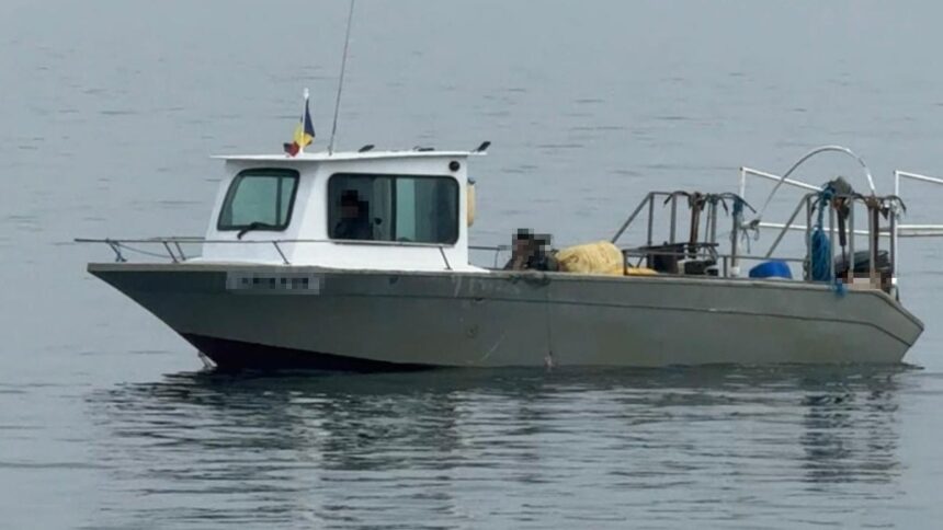 Pescador ilegal, echipat cu un motor furat, prins de polițiștii de frontieră cu 760 de kilograme de pește și 3.600 de metri de plasă la bord. 1 video pescador neinregistrat propulsat de un motor furat cu peste 760 kilograme de peste la bord si 3 600 metri de plasa depistate de politistii de frontiera 67f3babab3615