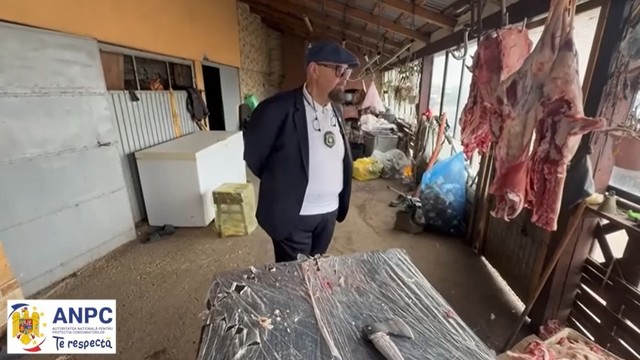 Piedone, vigilent la o fermă din apropierea Bucureștiului, unde se desfășura tăierea mieilor și iezelor. Ce au aflat comisarii? 1 video piedone in control la o ferma de langa bucuresti unde se taiau miei si iezi ce au descoperit comisarii 67ff4bd5d2e44