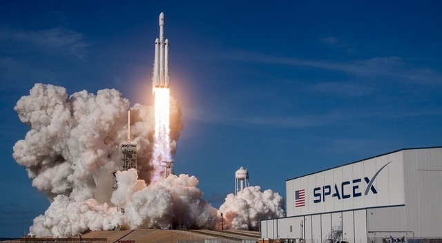 Spațiul a aplaudat! SpaceX marchează o nouă eră cu prima misiune umană ce a traversat polii Pământului, încheiată cu succes. 1 video premiera reusita in aplauze de spacex prima misiune spatiala cu echipaj uman care a survolat polii pamantului s a incheiat cu succes 67f069546f996