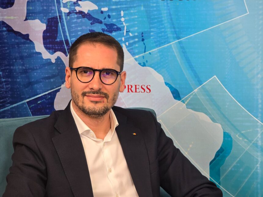 Răsăuțeanu vorbește despre „Bebe Trusou”: „Am validat finanțarea, iar următorul pas este să cumpărăm cardurile și să sprijinim familiile afectate de cei ce au sabotat acest proiect” 1 video rasauteanu despre bebe trusou am aprobat bugetul si pasul urmator este sa achizitionam cardurile si sa dam banii catre aceste familii care au fost tratate in bataie 67f03bbe49384
