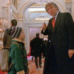 Regizorul din spatele lui Home Alone 2 își exprimă temerea că va fi expulzat dacă modifică celebra secvență cu Donald Trump. 3 video regizorul home alone 2 spune ca se teme ca va fi deportat daca taie din film celebra scena in care apare donald trump 6807c044b630c