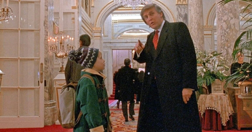 Regizorul din spatele lui Home Alone 2 își exprimă temerea că va fi expulzat dacă modifică celebra secvență cu Donald Trump. 1 video regizorul home alone 2 spune ca se teme ca va fi deportat daca taie din film celebra scena in care apare donald trump 6807c044b630c