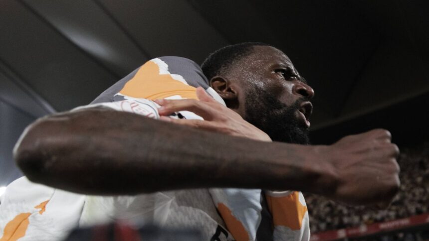 Rudiger se pregătește pentru o pedeapsă COVÂRȘITOARE în urma momentelor șocante de la El Clasico. Marca a dezvăluit detalii suplimentare. 1 video rudiger ar urma sa primeasca o sanctiune uriasa dupa scenele uluitoare din el clasico marca a mai publicat un clip 680deb06af036